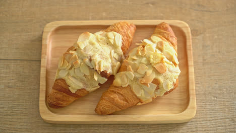 Croissant-Mit-Sahne-Und-Mandeln