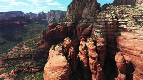 Aerial-View-of-Steep-Cliffs-and-Hoodoo-Red-Rock-Formations,-Sedona,-Arizona-USA