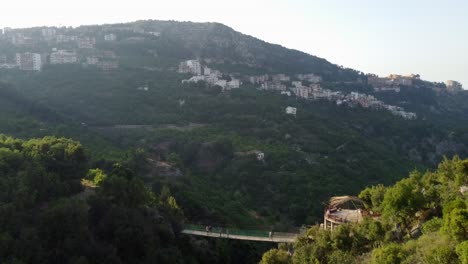Famoso-Puente-Colgante-Que-Cruza-El-Valle-En-Sir-El-Danniyeh,-Líbano