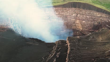 Filmische-Luftaufnahme-über-Einem-Vulkankrater-Voller-Dampf-Eines-Ausbrechenden-Vulkans-In-Mittelamerika
