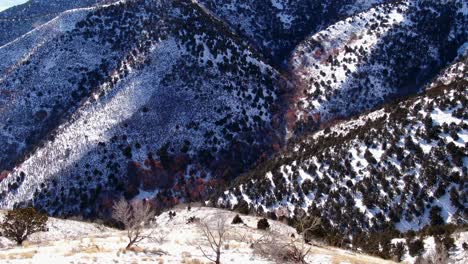 Schöne-Antenne-Mit-Schneebedeckter-Berglandschaft-In-Saratoga-Springs-Utah