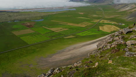 Üppige-Grüne-Felder-Und-Weiden-Am-Fuße-Des-Berges-Mit-Blick-Auf-Den-Gletscher-bedeckten-Stratovulkan-Snaefellsjokull-In-Island
