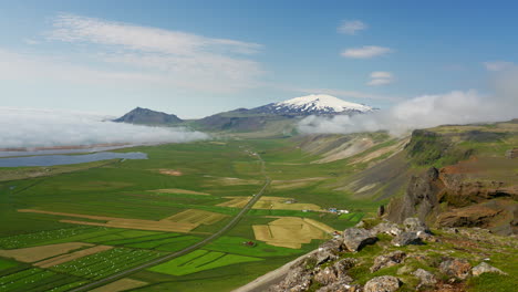 Toma-Panorámica-Del-Hermoso-Paisaje-Verde-Con-Campos,-Colinas-Y-Nevado-Volcán-Glaciar-Snaefellsjokull-En-El-Fondo---Día-Soleado-En-Islandia