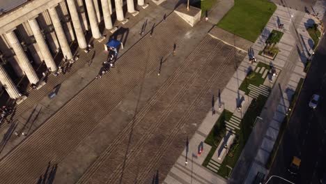 Menschen-Auf-Der-Treppe-Der-Juristischen-Fakultät-Der-Universität-In-Buenos-Aires,-Argentinien