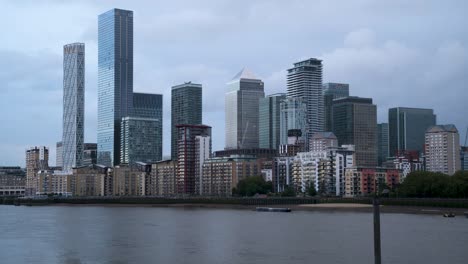 Canary-Wharf-from-the-DoubleTree-Docklands-Pier,-Rotherhithe,-London