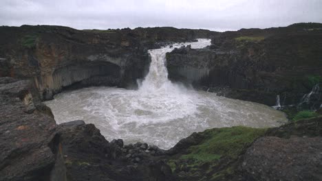 Paisaje-Islandés-De-Verano-De-La-Cascada-Aldeyjarfoss-En-El-Norte-De-Islandia---Tiro-Estático