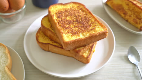 french-toast-on-white-plate-for-breakfast