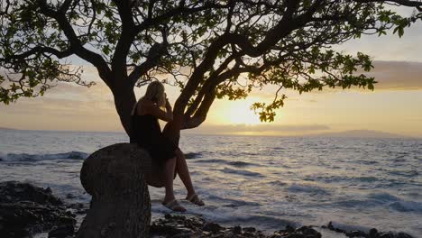 Teenager-Mädchen,-Das-Den-Sonnenuntergang-Von-Einem-Gebogenen-Baum-In-Maui-Hawaii-Einfängt