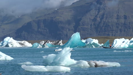 Malerischer-Blick-Auf-Die-Berge-Und-Eisberge-In-Einem-See-In-Island---Weitwinkelaufnahme