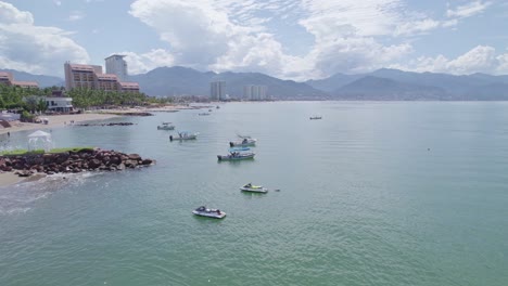 Einige-Boote-Am-Strand-Von-Puerto-Vallarta