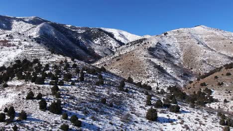 Hermoso-Dron-Explorando-Las-Increíbles-Montañas-Cubiertas-De-Nieve-En-Saratoga-Springs-Utah