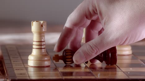 Der-Spieler-Stellt-Den-König-Auf-Das-Schachbrett