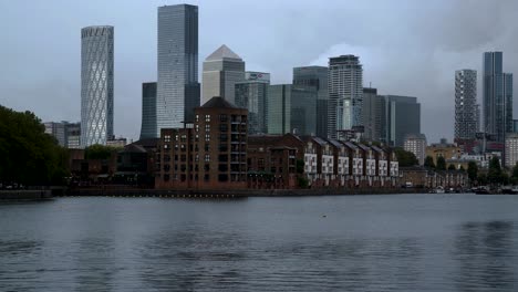 Canary-Wharf-from-a-view-over-Surrey-Quays,-London,-United-Kingdom
