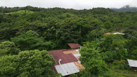 Aerial-view-moving-forward-shot,-houses-on-the-hills,-Scenic-view-of-La-Tigra-Rain-Forest-in-Costa-Rica-on-a-bright-day