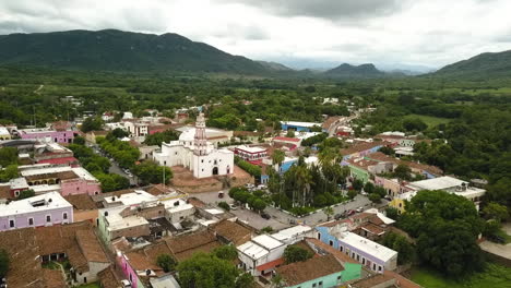 Umgekehrte-Panoramaaufnahme-Der-Magischen-Stadt-Cosala-Zwischen-Der-Natur,-Mexiko