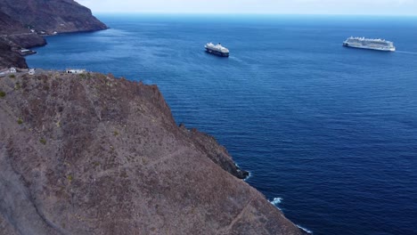 Erstaunlicher-Panoramablick-Auf-Eine-Drohne,-Die-In-4k-Des-Berges-Mit-Booten-Im-Hintergrund-An-Der-Küste-Des-Offenen-Meeres-Auf-Der-Spanischen-Insel-Teneriffa-Aufgenommen-Wurde