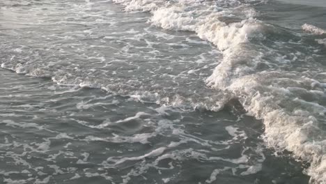 Wellen-Von-Meerwasser,-Die-Am-Nachmittag-Den-Strandsand-Umspülen