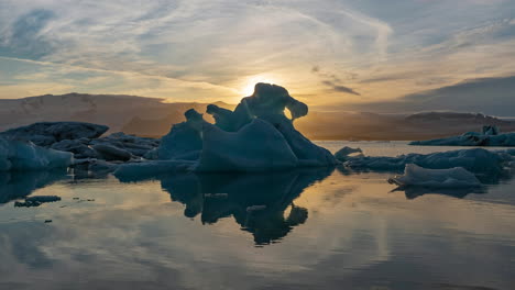 Laguna-Glaciar-Jökulsárlón-Al-Atardecer-En-El-Sureste-De-Islandia---Lapso-De-Tiempo