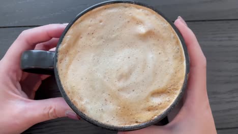 Hand,-Die-Eine-Tasse-Heißen-Pumpkin-Spice-Coffee-Latte-Hält