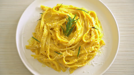 Fettuccine-Spaghetti-Nudeln-Mit-Butternuss-Kürbis-Sahnesauce