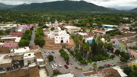 Vista-Aerea-De-La-Iglesia-Y-Plaza-Pueblo-Magico-De-Cosala-Sinaloa,-Mexico