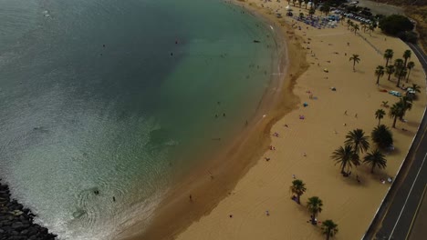 Schöner-Sandstrand-In-Spanien-Teneriffa-Drohne-In-4k-Auf-Insel-Mit-Palmenpanorama-Geschossen