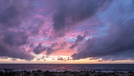 Zeitraffer-Von-Farbenfrohen-Sonnenuntergangswolkenschichten-über-Dem-Ozean-Am-Henley-Beach-South