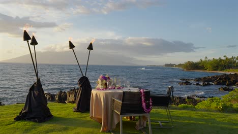 Romantischer-Tisch-Für-Zwei-Mit-Blick-Auf-Das-Meer-Und-Den-Sonnenuntergang,-Maui-Hawaii---Einschieben-Und-Zeitlupe