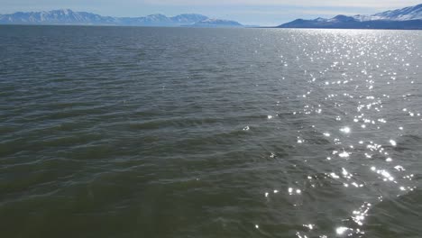 Hermosa-Vista-Aérea-Con-Reflejos-De-Sol-Sobre-El-Impresionante-Lago-Utah