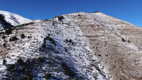 Schöne-Drohnenaufnahme,-Die-Die-Wunderschönen-Schneebedeckten-Berge-In-Saratoga-Springs,-Utah,-Erkundet