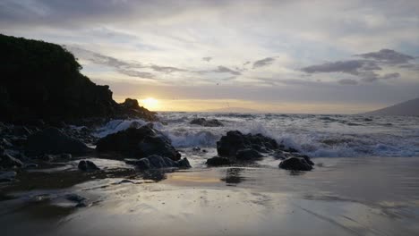 Wellen,-Die-Einen-Felsigen-Strand-Bei-Sonnenuntergang-In-Maui-Hawaii-Treffen