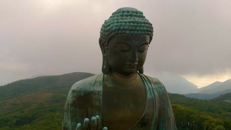 Buddha-Tian-Tan-Sentado-En-La-Cima-De-Una-Colina-De-Ngong-Ping-En-La-Isla-De-Lantau,-Hong-Kong