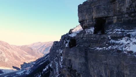 Schöne-Rückwärtige-Luftaufnahme-Der-Canyon-berge-Von-Provo