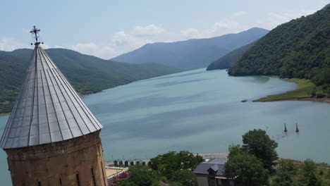 Ananuri-churches-and-fortress-wall,-overlooking-a-beautiful-valley,-river-and-lake