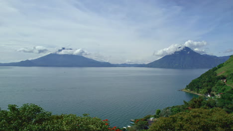 Drohnen-Luftaufnahmen-Der-Guatemaltekischen-Vulkane-Vulkan-De-Atitlan-Und-Vulkan-San-Pedro-Im-Zentralamerikanischen-Hochland-Lake-Atitlan,-Guatemala