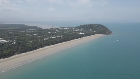 Panorama-De-La-Hermosa-Playa-De-Cuatro-Millas-Y-El-Paisaje-Urbano-De-Port-Douglas-En-El-Extremo-Norte-De-Queensland,-Australia