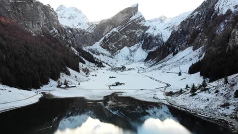 Luftüberführung-Von-Seite-Zu-Seite-über-Seealpsee-In-Appenzell,-Schweiz-Im-Winter-Mit-Schnee-Und-Reflexion-Auf-Dem-See---4k