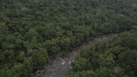 Felsiges-Wasser-Des-Mossman-River-Zwischen-Bewaldeten-Tälern-In-Der-Mossman-Gorge,-Shire-Of-Douglas,-Queensland