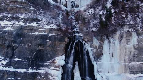 Increíble-Foto-De-Drone-De-Invierno-De-Las-Hermosas-Cataratas-Velo-De-Novia-En-Provo,-Utah