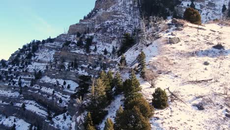 Fantastische-Rückwärtige-Luftaufnahme-Der-Schneebedeckten-Canyonberge-Von-Provo