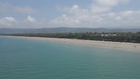 Panorama-Of-The-Calm-Water-Of-The-Famous-Four-Mile-Beach-In-FNQ,-Australia