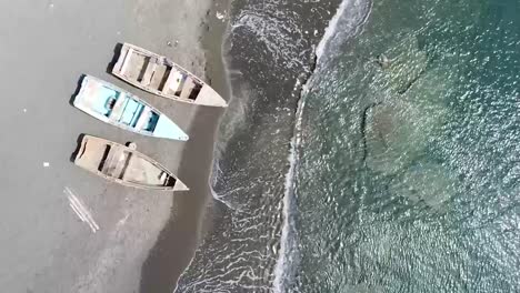 Luftaufnahme-Des-Ufers-Von-Ocoa-Beach,-Ruhiges-Meer-Mit-Geparkten-Booten,-Schöner-Sonniger-Tag