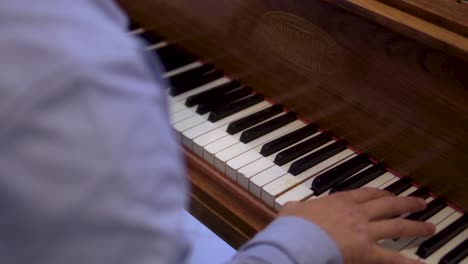 Professioneller-Musiker-Spielt-Klavier-Aus-Der-Nähe-Der-Hände-Und-Die-Knöpfe,-Die-Seine-Leistung-Am-Ende-Beenden,-Lassen-Seine-Hände-Von-Der-Klavierzeitlupe-Los