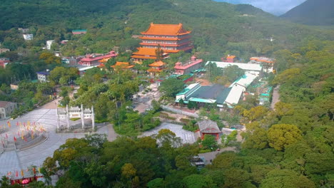 Monasterio-Histórico-De-Po-Lin-En-La-Meseta-De-Ngong-Ping-En-La-Parte-Occidental-De-La-Isla-De-Lantau,-Hong-Kong