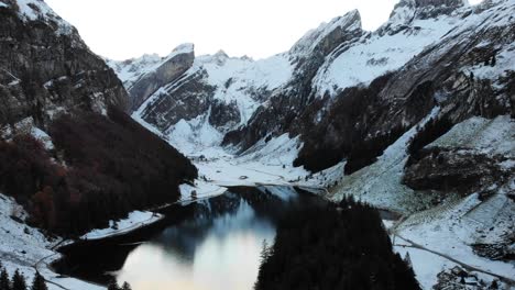 Luftüberführung-Hinunter-Zu-Den-Schneebedeckten-Ufern-Des-Seealpsees-In-Appenzell,-Schweiz-Im-Winter---4k