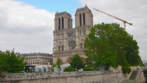 Gebäude-Der-Kathedrale-Notre-dame-De-Paris-In-Paris,-Frankreich-Unter-Restaurierung-Nach-Brandzerstörung