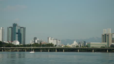 Hangang-Fluss-Mit-Tagesverkehr-Auf-Der-Gangbyeon-Schnellstraße-Und-Mapo-Gu-Bezirk-Der-Seouler-Bukhansan-Berge-Im-Hintergrund