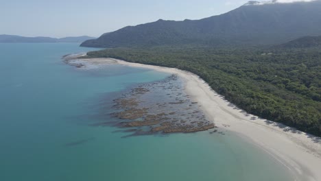 Üppig-Grüne-Bäume-Und-Weißer-Sand-Am-Strand-Von-Myall-In-Cape-Tribulation,-Queensland,-Australien