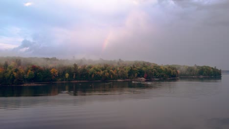 Seeüberführung-Mit-Einem-Regenbogen-Und-Epischen-Wolken,-Während-Ein-Boot-Auf-Einer-Insel-Im-Cottage-Land-Anlegt,-Herbst