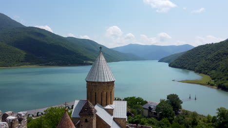 Aufschlussreiche-Dolly-Aufnahme-Der-Ananuri-Kirchen-Und-Der-Festungsmauer-Sowie-Der-Wunderschönen-Seen-Und-Berge